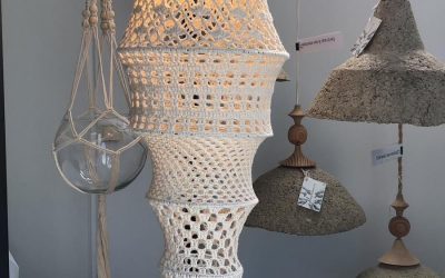 Een echte blikvanger, deze gehaakte hanglamp!